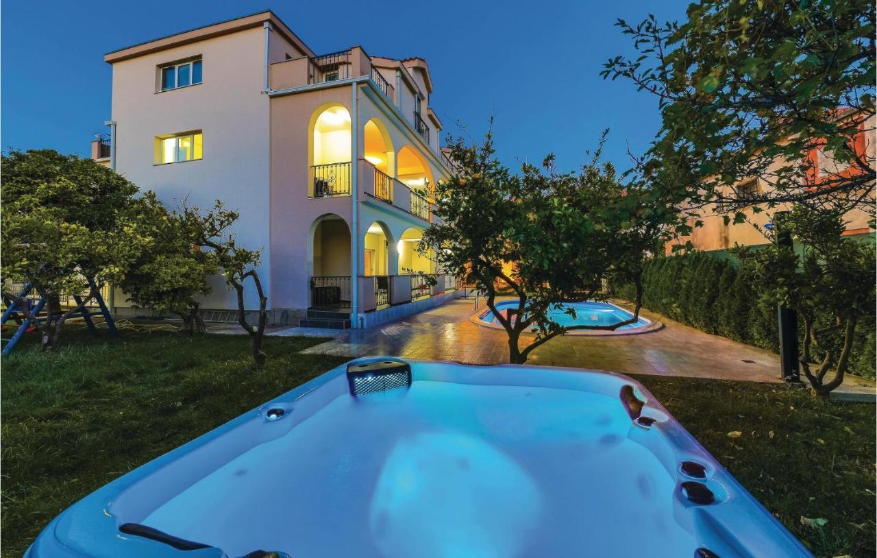 Lovely Apartment In Kastel Stafilic With Jacuzzi Kaštela Εξωτερικό φωτογραφία