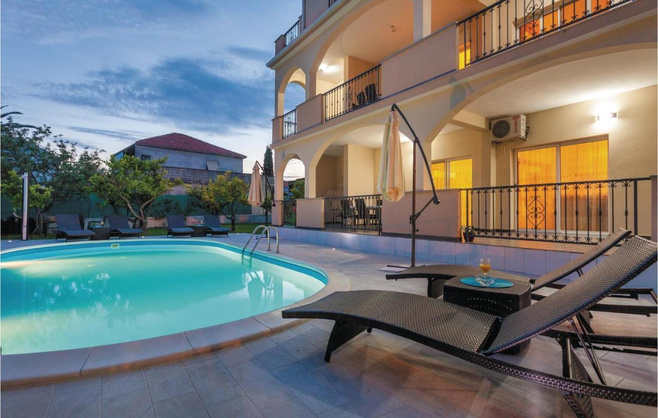 Lovely Apartment In Kastel Stafilic With Jacuzzi Kaštela Εξωτερικό φωτογραφία
