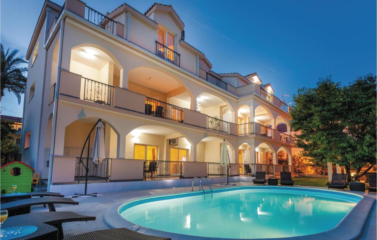 Lovely Apartment In Kastel Stafilic With Jacuzzi Kaštela Εξωτερικό φωτογραφία