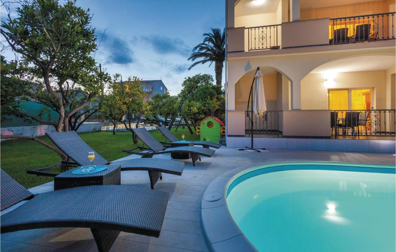 Lovely Apartment In Kastel Stafilic With Jacuzzi Kaštela Εξωτερικό φωτογραφία
