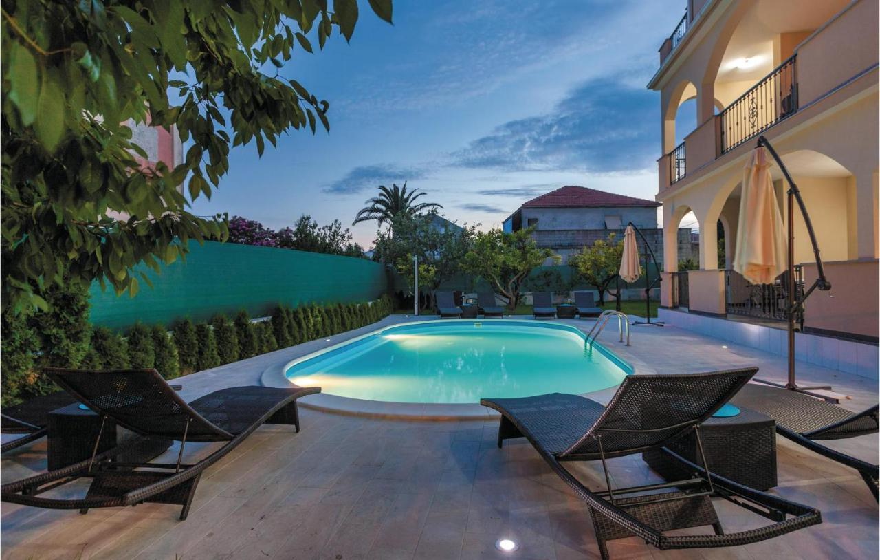 Lovely Apartment In Kastel Stafilic With Jacuzzi Kaštela Εξωτερικό φωτογραφία