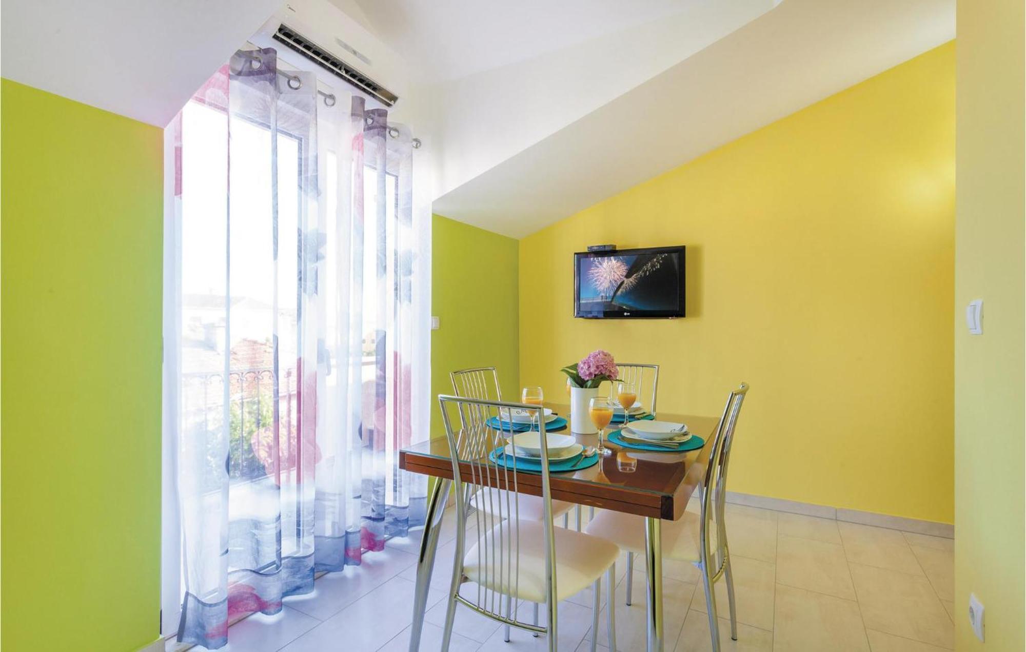Lovely Apartment In Kastel Stafilic With Jacuzzi Kaštela Εξωτερικό φωτογραφία